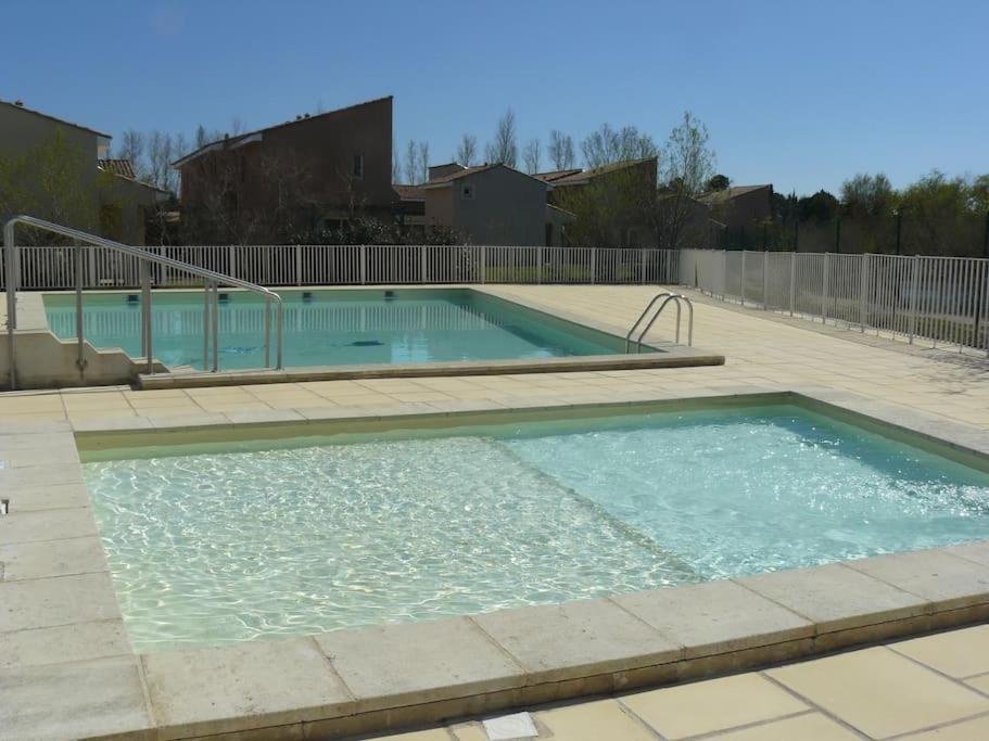Saint-Saturnin-lès-Avignon Le Petit Bonheur - Place Parking Privee - Clim - Terrasse - Piscine Partagee - Proche Parc Spirou מראה חיצוני תמונה